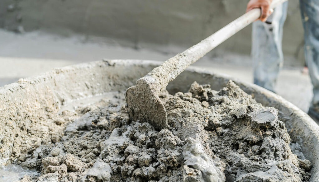 Hombre trabajando en construcción con cemento